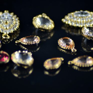 Mehrere Ringe aus Gold. Einige von ihnen sind mit Edelsteinen.