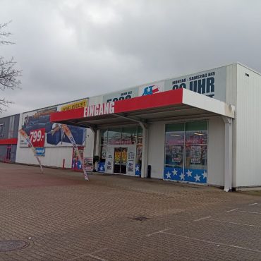 Ein Bunt dekroerter Eingang einer Lagerhalle. Oben drüber das Logo von Seats and Sofas.