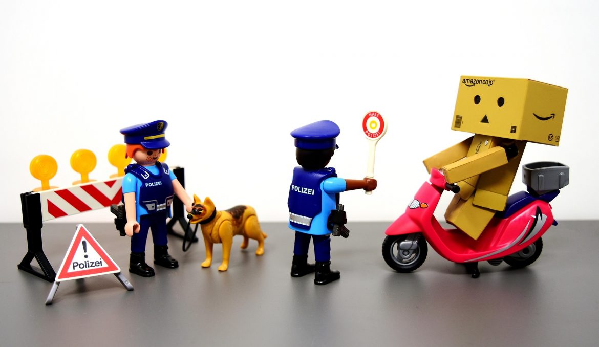 Eine Verkehrskontrolle. Nachgestellt mit Playmobil-Figuren