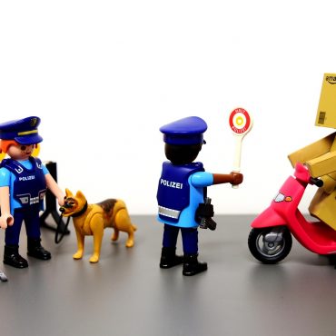 Eine Verkehrskontrolle. Nachgestellt mit Playmobil-Figuren